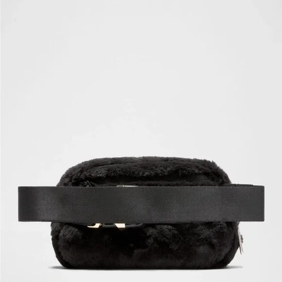 NWT Lululemon Plush Fleece Everywhere Belt Bag 1L in Black and Gold - Picture 8 of 13